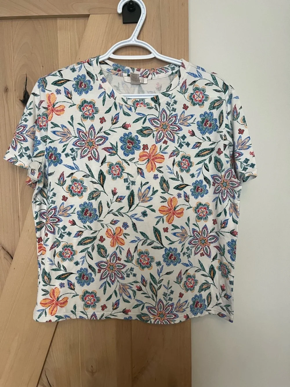 Zara White Floral Short Sleeve Tee with Multicolor Flower Print - Picture 1 of 2